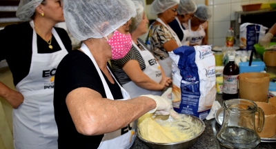 Pompeia: moradores aprendem a fabricar panetones e doces natalinos