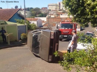 Capotamento na rua 9 de julho