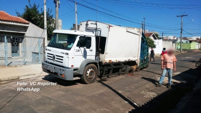 Caminhão de coleta de lixo afunda em rua e moradores denunciam abandono