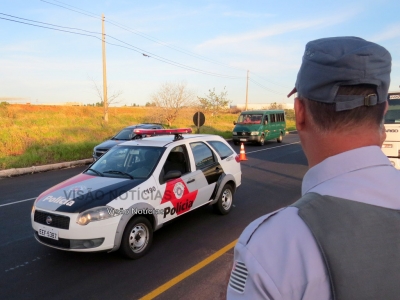 Homem é flagrado ao arremessar gato em rodovia