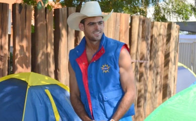 Peão de rodeio morre em acidente com cavalo durante manejo do gado