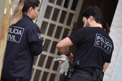 Menina de 2 anos morre após ser esfaqueada pela mãe