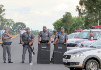 Bêbado corre atrás de moradores armado com facão