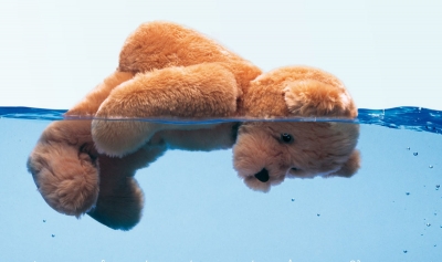 Bebê de um ano e meio morre afogado em piscina