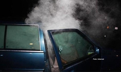 Rapaz é surpreendido pela PM dirigindo e fumando "baseado" na zona Sul