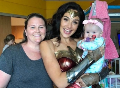 Gal Gadot visita hospital vestida com o uniforme da Mulher-Maravilha