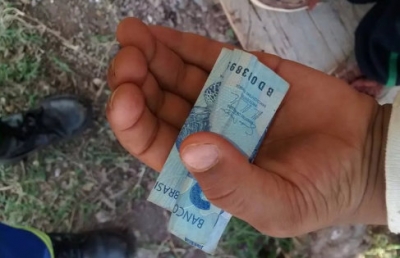 Criança devolve R$ 2 a eletricista que cortou luz da sua casa