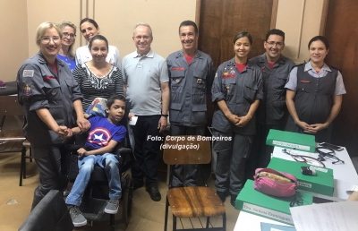 Bombeiros fazem palestras de prevenção e arrecadam fraldas para entidade