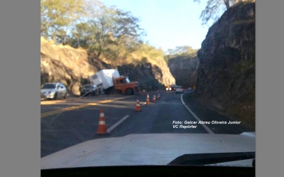 Carreta perde o freio e fica enroscada na BR-153