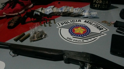  Força Tática apreende armas em casa de suspeito de assalto à farmácia