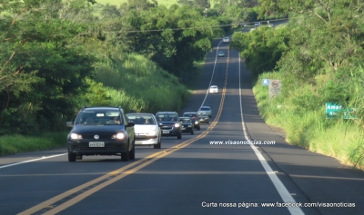 Agora é lei: motoristas devem manter os faróis baixos acessos também durante o dia