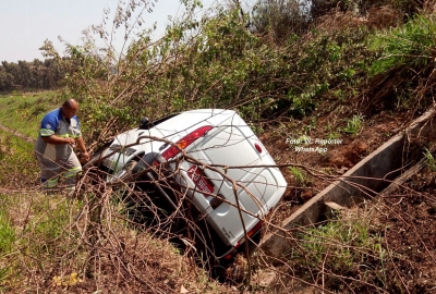 Utilitário se envolve em acidente após desviar de animal na SP-294