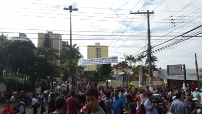 População se reúne na espera da Tocha Olímpica