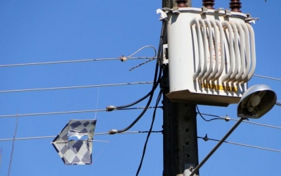 Criança sobe em poste atrás de pipa e morre eletrocutada