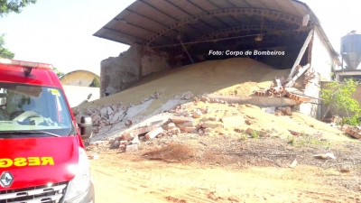 Parede de granja desaba e fere dois trabalhadores, na região