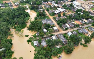 Em meio à cheia no Acre, ladrões invadem casas alagadas