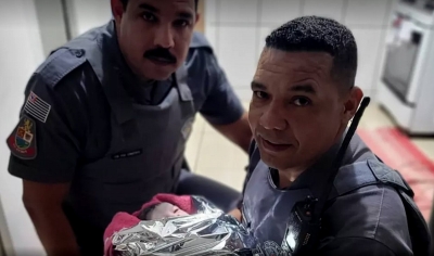 Policiais militares ajudam mulher a fazer o parto, em casa