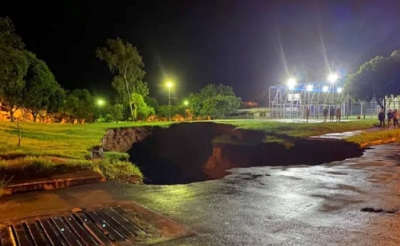 Temporal abre cratera em praça no centro de Tupã e alagamentos em Assis