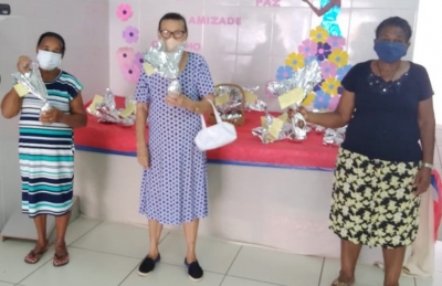 Crianças, idosos e pessoas em situação de rua recebem ovos de Páscoa da Assistência Social