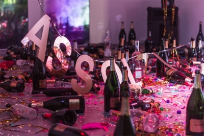 Faxineiro confunde arte com "lixo" e joga tudo fora