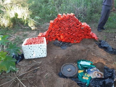 Polícia Militar apreende 669kg de maconha enterrados em tambores em sítio