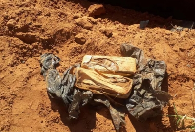 Pedreiro encontra saco com tijolos de maconha ao cavar terreno para construir muro 