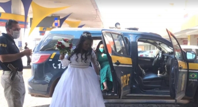 Noiva é ‘resgatada’ pela PRF após carro quebrar a caminho do casamento  