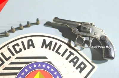 Caminhoneiro é flagrado com arma de fogo na região