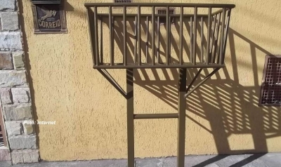 É cada uma! Homem furta lixeira e acaba preso pela PM