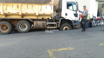 Caminhão afunda em asfalto no centro