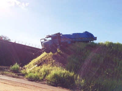 Caminhão fica pendurado em ribanceira
