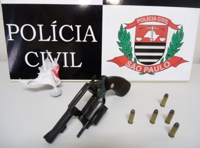 Adolescente é apreendido com revólver