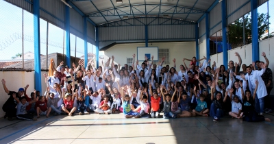 Ingressantes de Medicina Veterinária fazem manhã recreativa com crianças do Juventude Criativa