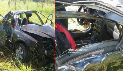 Carro parte ao meio após capotar: 2 mortos
