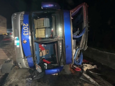 Ônibus com fiéis que seguia pra Aparecida tomba em rodovia e três pessoas morrem