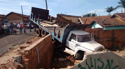 Caminhão sem freio cai sobre o muro e invade casa