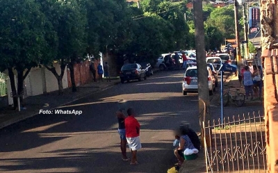 Acusado de violência doméstica, homem ataca PMs com faca e acaba morto