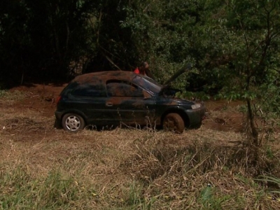 Família é encontrada morta após veículo cair em córrego 