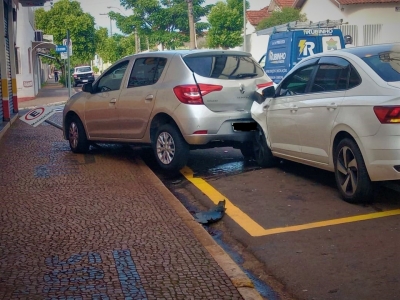 Carro perde o freio e bate em outro veículo em frente do plantão policial