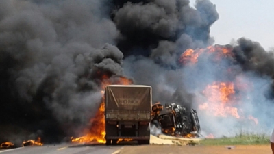 Caminhão tanque e carreta batem de frente e pegam fogo na região
