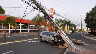 Carro derruba poste, provoca acidente com motociclista e motorista foge
