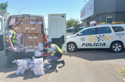 Contrabando: Polícia Rodoviária apreende van lotada de cigarros