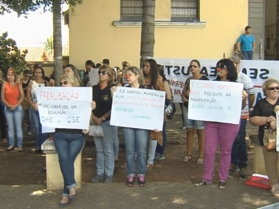 Servidores protestam por reajuste salarial