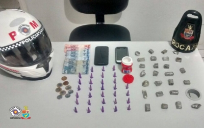 Dupla é presa vendendo drogas ao lado de clínica de recuperação