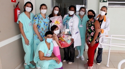 Criança de 6 anos que sofreu queimaduras tem alta e recebe presente de Natal em Marília
