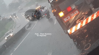 Temporal deixa grupo de garotos ilhados na zona norte