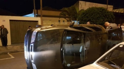 Mulher bêbada bate e capota carro 