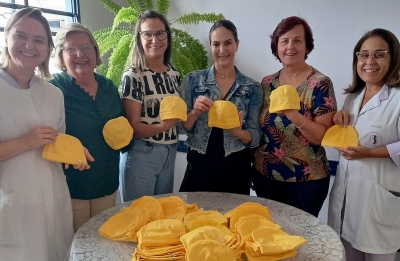Agosto Dourado: Gota de leite entrega gorrinhos aos recém-nascidos