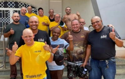 Amigos se mobilizam e raspam a cabeça em homenagem a comerciante diagnosticado com câncer