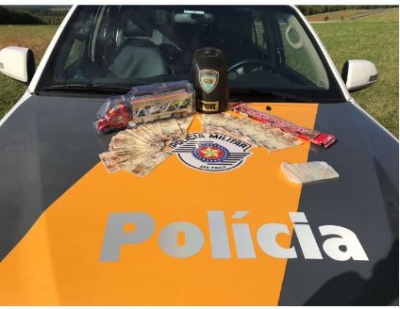 Jovem é detida com quase R$ 5 mil em notas falsificadas